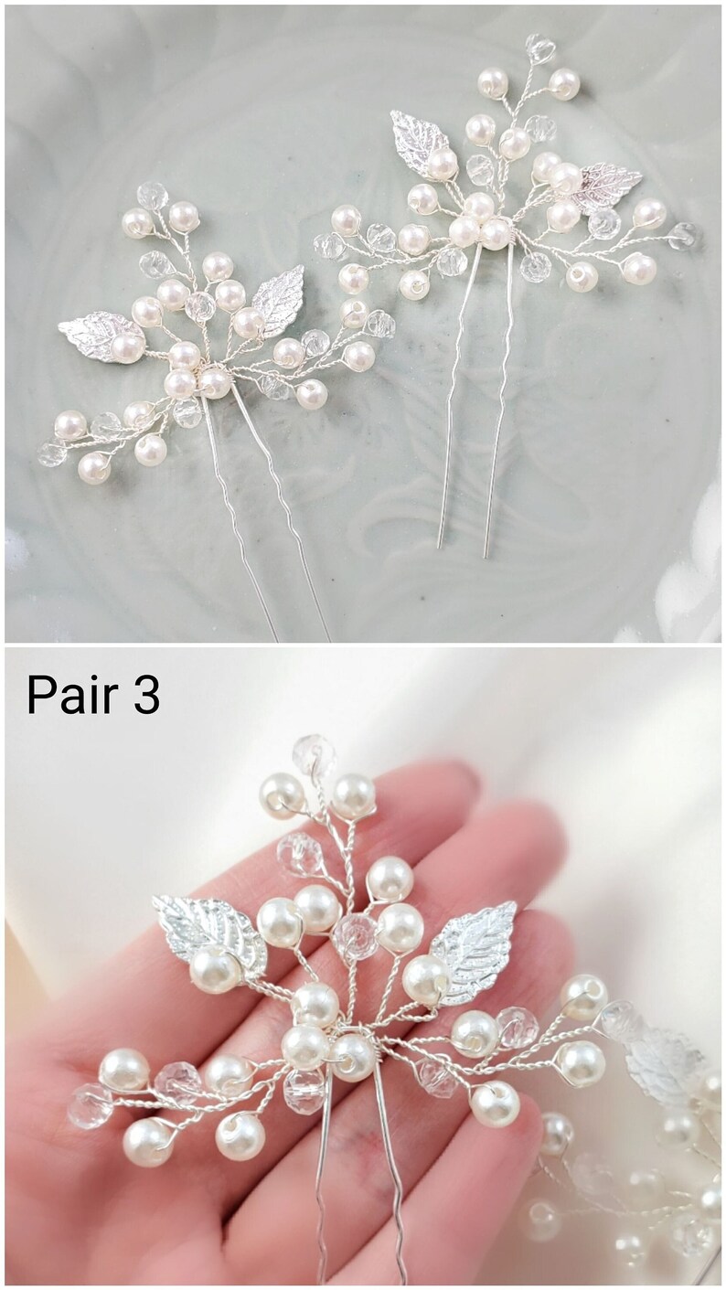 Puede incluir: Par de horquillas plateadas con adornos de perlas y cristales. Las horquillas est&aacute;n dispuestas en un dise&ntilde;o floral con hojas.  Par 3.