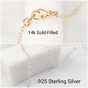 Puede incluir: Dos im&aacute;genes de primer plano de un collar de cadena. La imagen superior muestra una cadena de oro macizo con un cierre de langosta. La imagen inferior muestra una cadena de plata de ley. El texto "14k Gold-Filled" es visible en la imagen superior. El texto ".925 Sterling Silver" es visible en la imagen inferior.