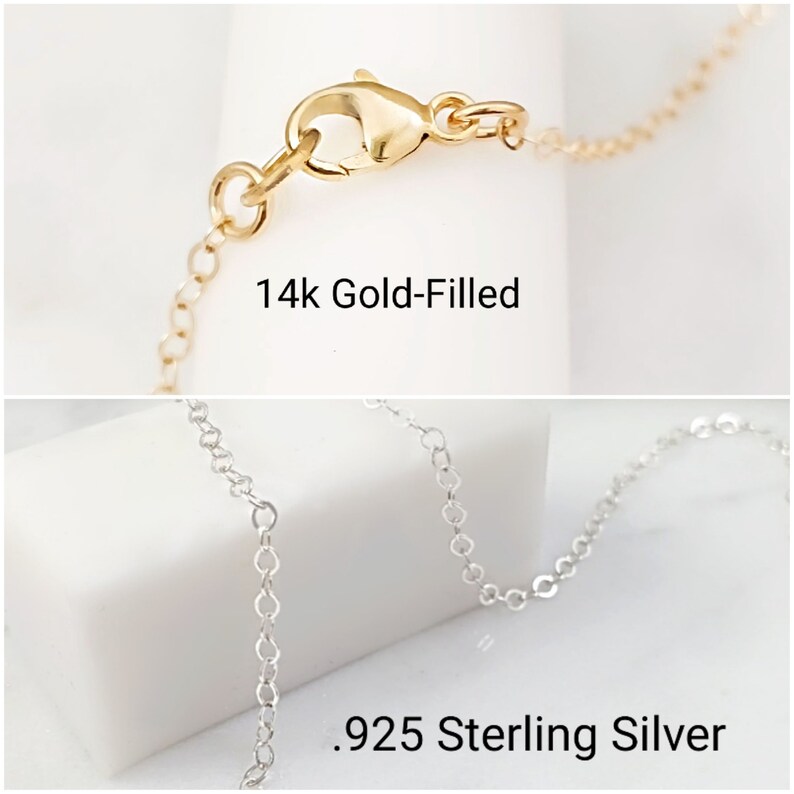 Puede incluir: Dos im&aacute;genes de primer plano de un collar de cadena. La imagen superior muestra una cadena de oro macizo con un cierre de langosta. La imagen inferior muestra una cadena de plata de ley. El texto "14k Gold-Filled" es visible en la imagen superior. El texto ".925 Sterling Silver" es visible en la imagen inferior.