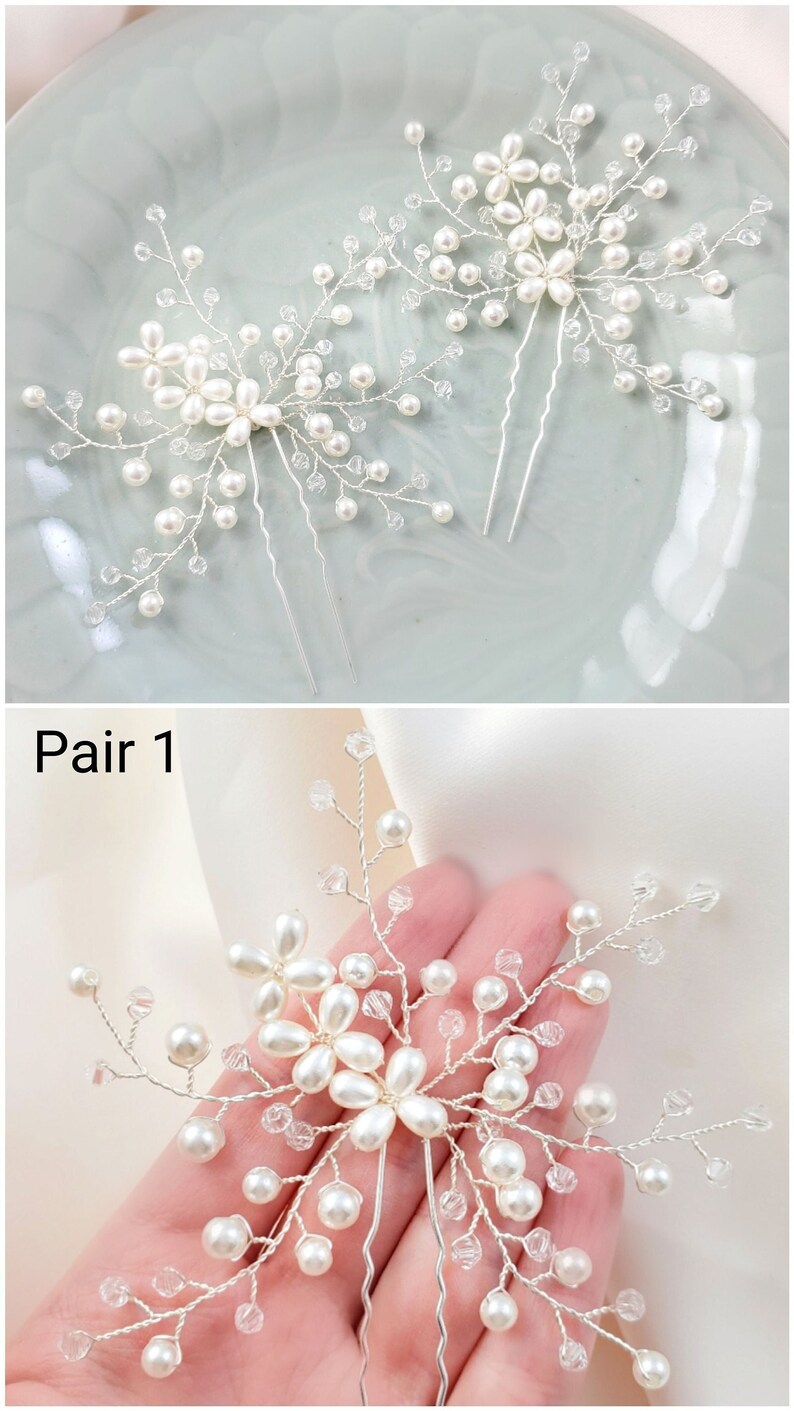 Puede incluir: Par de horquillas plateadas con adornos de perlas y cristales. Las horquillas est&aacute;n dispuestas en un dise&ntilde;o floral. El texto "Pair 1" es visible en la imagen.