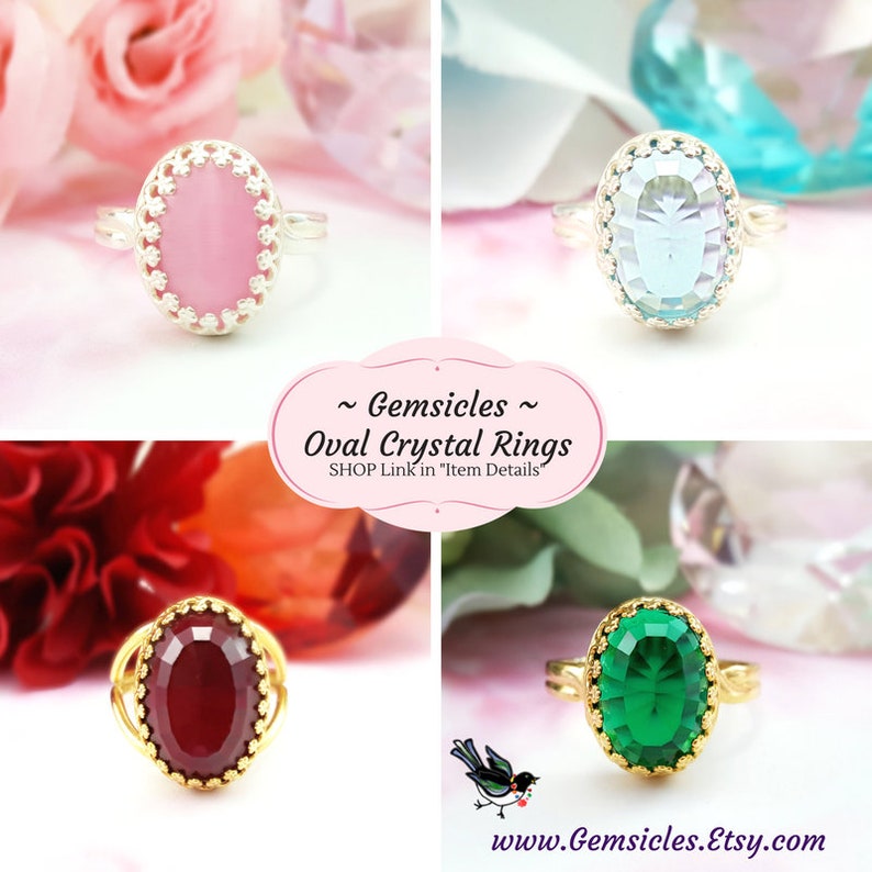 Puede incluir: Cuatro anillos de cristal ovalados con piedras de diferentes colores. Los anillos est&aacute;n engastados en monturas de plata y oro. Las piedras son rosa, azul, roja y verde. El texto "~ Gemsicles ~ Oval Crystal Rings SHOP Link in "Item Details"" se muestra sobre un fondo rosa.