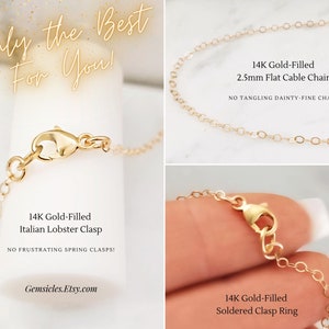 Puede incluir: Un collar de cadena de cable plano de 2,5 mm de oro de 14 quilates con cierre de langosta. La cadena es delicada y fina, y el cierre es de fabricaci&oacute;n italiana. La cadena se muestra sobre una superficie blanca. El texto "14K Gold-Filled 2.5mm Flat Cable Chain" y "NO TANGLING DAINTY FINE CHAIN!" se muestra debajo de la cadena. El texto "14K Gold-Filled Italian Lobster Clasp" y "NO FRUSTRATING SPRING CLASPS!" se muestra debajo del cierre. El texto "Gemsicles.Etsy.com" se muestra debajo del cierre. El texto "Only the Best For You!" se muestra en la esquina superior izquierda de la imagen.
