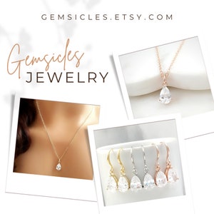 Peut inclure: Un ensemble de boucles d'oreilles en forme de poire et un collier avec un pendentif en forme de poire. Les bijoux sont disponibles en or, argent et or rose. Les boucles d'oreilles sont des boucles d'oreilles pendantes. Le collier est une cha&icirc;ne d&eacute;licate avec un petit pendentif.