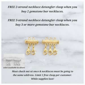 Puede incluir: Dos cierres de collar desenredador de oro con tres bucles cada uno. Los cierres est&aacute;n sobre una superficie de m&aacute;rmol blanco. El texto dice: "FREE 2-strand necklace detangler clasp when you buy 2 gemstone bar necklaces. FREE 3-strand necklace detangler clasp when you buy 3 or more gemstone bar necklaces. (Also available in silver) Must check out at once & necklaces must be going to the same address. Limit 1 free clasp per customer. While supplies last!"
