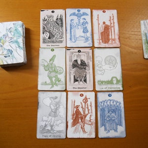 Tarô Elemental, elementos codificados por cores, cartas do tamanho de uma ponte, cartas de tarô sem bordas, Arcanos Maiores e Menores, baralho de 78 cartas.