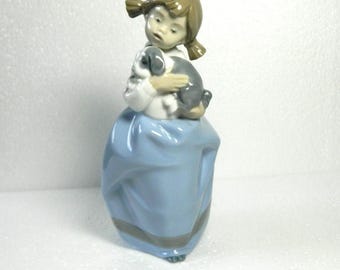 Nao/Lladro Girl with Sleeping Puppy Figurine #1029