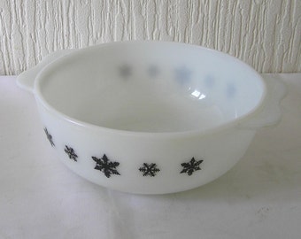 Vintage Pyrex White Snow Flake Pattern Serving Dish Retro WORLDWIDE SHIPPING