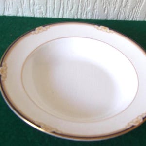 Vintage Wedgwood CAVENDISH Soup bowl or Pasta Bowl. Diameter 8 inches. 6 available