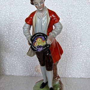Sitzendorf Figures of Apple Sellers nr H 646  in perfect condition 17cm tall