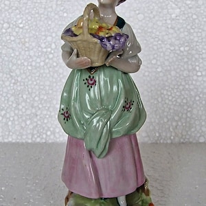 Sitzendorf Figures Lady Apple Sellers nr 11 646  in perfect condition 17cm tall