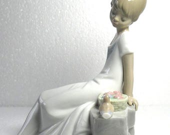 Nao/Lladro Spring has come Figurine