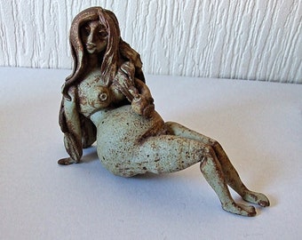 Wunderschöne Vintage Sehr Seltene Hilary Brock Skulptur "Frau mit Apfel" 12cm hoch 18cm lang