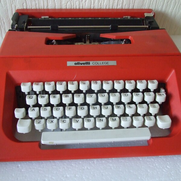 Vintage RED Olivetti Lettera 25 College Typewriter with Shoulder Bag no damage