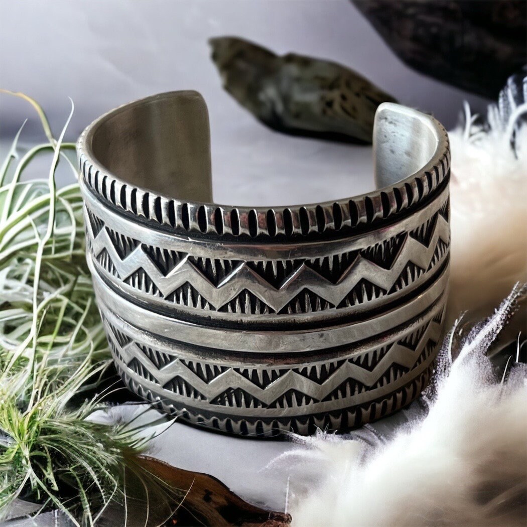 Elvira Bill ／ H.G Stamp Work Bangle | CALIFORNI