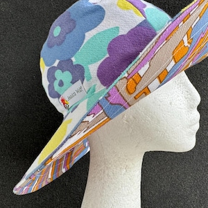 Sombrero para el sol reversible de ala ancha flexible / 2 en 1: Blanco con estampado floral pastel intenso, cretona floral retro/piqué geométrico abstracto - Tonos pastel; PEQUEÑO