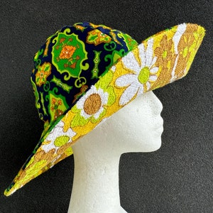 Sombrero para el sol de ala ancha reversible y flexible / 2 en 1: algodón de rizo con estampado floral retro de los años 60/ cachemir geométrico vintage de los años 70 - Amarillo, azul marino, verde y marrón; mediano