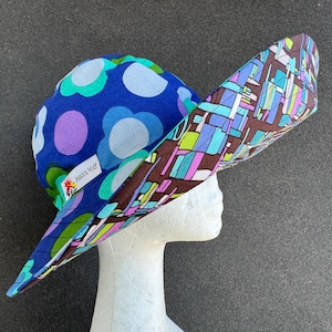 Sombrero de jardín reversible, ala ancha y de alambre, 2 en 1: estilo retro de margaritas de los años 60, geométrico abstracto de los años 70, azul, aguamarina, oliva, morado y marrón. MEDIANO