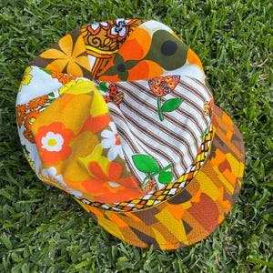 Casquette gavroche réversible / 2 chapeaux en 1 : Patchwork floral vintage orange et marron / Nappe vintage beige, marron et orange à petits motifs floraux - GRANDE