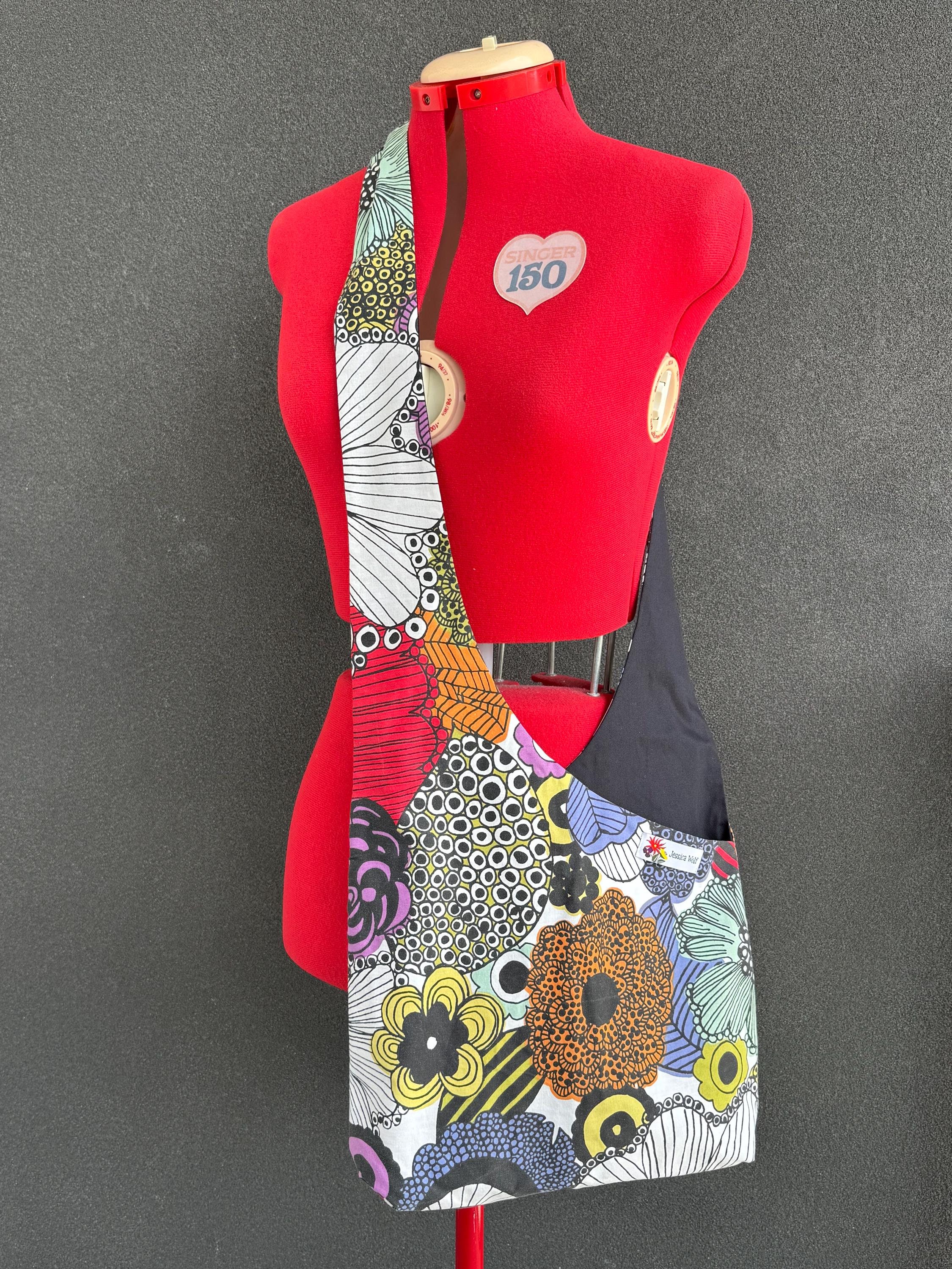 Wende-Crossbody-Hobo-Tasche, verstellbare Krawattenriemen, Upcycled Vintage-Stoff: 90er Jahre POP Sheridan Rainbow Bold Floral Upcycled Duvet / Schwarz