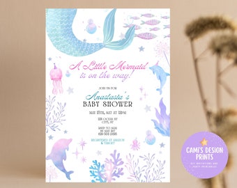 Peut inclure: Une invitation à une baby shower sur le thème de la sirène. L'invitation présente des illustrations à l'aquarelle d'une queue de sirène, de dauphins et de plantes aquatiques dans des tons de bleu, de violet et de rose. Le texte indique "A Little Mermaid is on the way!" et les détails de la baby shower d'Anastasia.