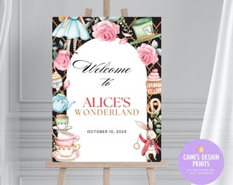 Op de afbeelding: Een wit welkomsbord met zwarte en gouden accenten met illustraties met het thema Alice in Wonderland. De tekst luidt "Welkom in Alice's Wonderland" met de datum "10 oktober 2023".