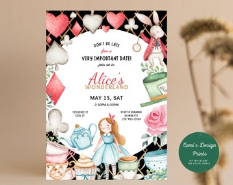 Puede incluir: Invitación a una fiesta con temática de Alicia en el País de las Maravillas con un fondo a cuadros blanco y negro. La invitación presenta una ilustración de acuarela de Alicia, el Sombrerero Loco, el Conejo Blanco y cartas de juego. El texto de la invitación dice: "¡No llegues tarde a una cita muy importante! Alice's Wonderland 15 de mayo, sáb. 14:30-18:30".