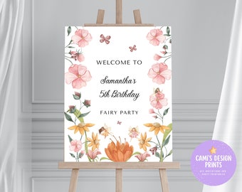 Op de afbeelding: Een printbaar welkomsbord voor een verjaardagsfeest met een feeën-thema. Het bord heeft een witte achtergrond met roze en oranje bloemen, vlinders en een fee. De tekst luidt "Welkom op Samantha's 5e verjaardag Feestje".