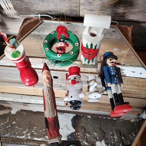 Vintage Handbemalte Weihnachtsornamente aus Holz - 7er Set.