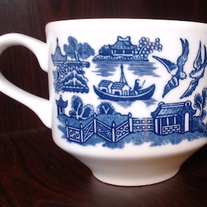 English &quot;Blue Willow&quot; cup - Great Condition