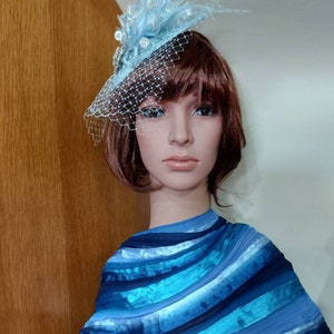 Lichtblauwe fascinator