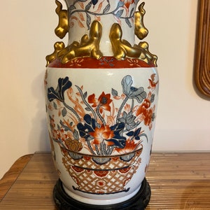 Beautiful vintage Imari style Asian vase on wooden pedestal