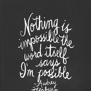 Nothing is impossible, the word itself says I'm possible. Audrey Hepburn Handlettered Quote Print 画像 1