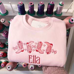 Archivo de diseño de bordado a máquina de botas de San Valentín con lazos y corazones