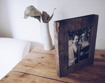 Marco de madera para foto - madera recuperada - a medida - marco de fotos de boda - regalo personalizado de boda - único en su tipo - único
