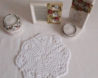 Wit gehaakte kant Doily - Model "Arabella"- Middenstuk Doily Tafeldecoratie - 6 3/4 inch of 17 cm