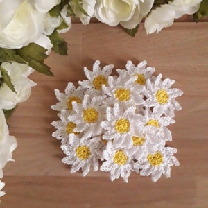 16pcs Lacy Crochet Pointy Daisies - 1 1/2 inch or 3,7 cm