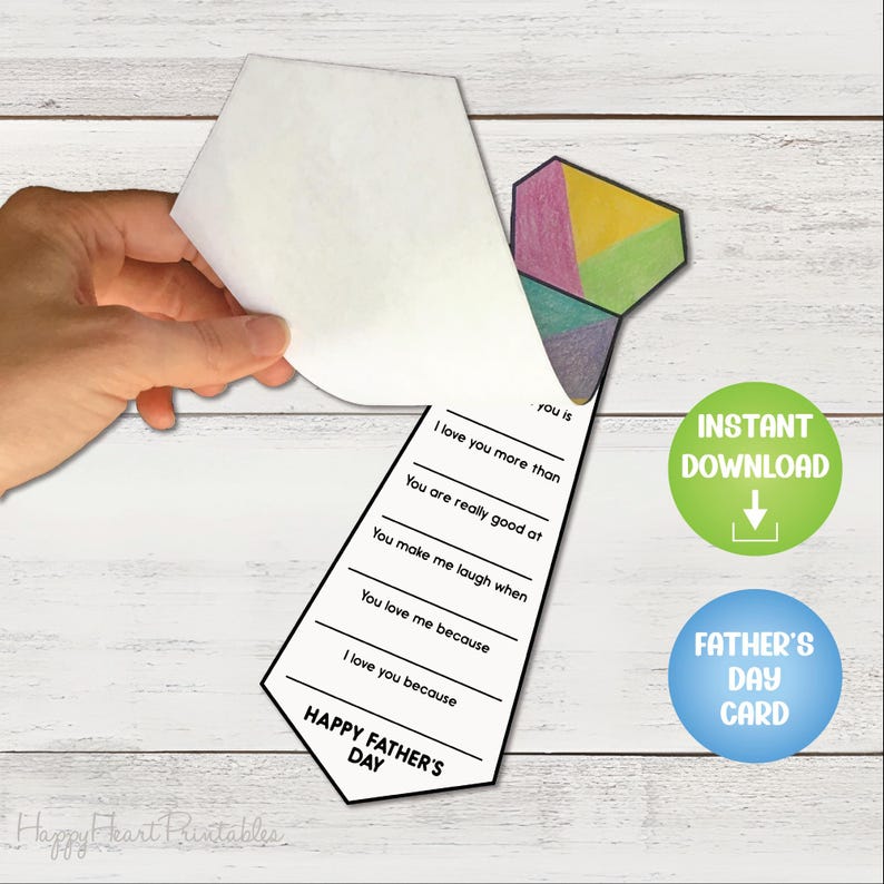 Pu&ograve; includere: Un biglietto per la festa del pap&agrave; a forma di cravatta, con un colorato design geometrico nella parte superiore. Il biglietto presenta richieste da completare come "Ti amo pi&ugrave; di" e "Sei davvero bravo a". Le parole "Happy Father's Day" sono stampate.