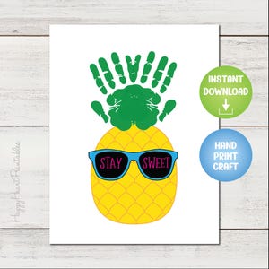 Pode incluir: Uma impressão digital com um abacaxi amarelo com óculos de sol azuis que dizem "Stay Sweet". O abacaxi tem uma coroa verde com impressões de mãos. A impressão também inclui o texto "Download instantâneo" e "Artesanato de impressão manual".