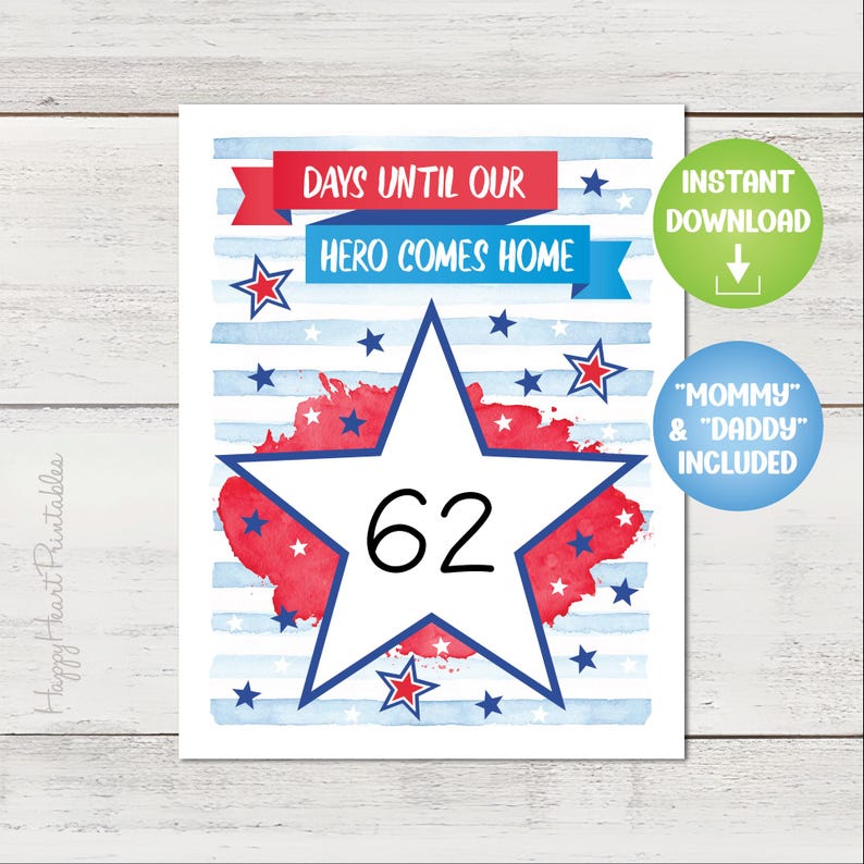K&ouml;nnte beinhalten: Ein patriotisch gestaltetes, druckbares Schild mit dem Text "DAYS UNTIL OUR HERO COMES HOME". Ein gro&szlig;er wei&szlig;er Stern mit der Zahl 62 im Inneren ist der Mittelpunkt. Rote und blaue Sterne und Aquarellakzente schm&uuml;cken den Hintergrund. Enth&auml;lt Optionen f&uuml;r "MOMMY" und "DADDY".