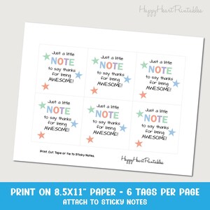 Pu&ograve; includere: Un foglio bianco con sei etichette stampabili. Ogni etichetta ha il testo "Just a little NOTE to say thanks for being AWESOME!" con stelle color pastello. Il testo "PRINT ON 8.5X11" PAPER - 6 TAGS PER PAGE" &egrave; in basso.