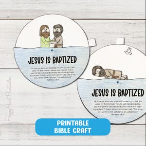 Op de afbeelding: Printbaar Bijbelknutselwerk met twee cirkelvormige illustraties die de doop van Jezus uitbeelden. Eén toont Jezus met Johannes de Doper, de andere Jezus in het water. De tekst bevat "Jezus is gedoopt" en een Bijbelvers.