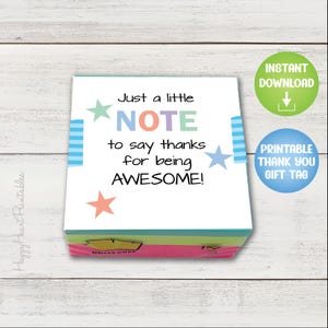 Pu&ograve; includere: Un cubo di note colorato con il testo "Just a little NOTE to say thanks for being AWESOME!" e stelle. Include un pulsante verde "Download istantaneo" e un pulsante blu "Etichetta regalo di ringraziamento stampabile".