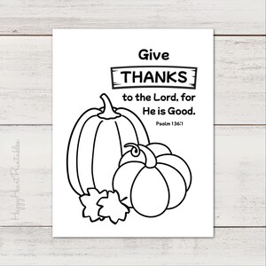Op de afbeelding: Zwart-wit illustratie van twee pompoenen met de tekst "Give THANKS to the Lord, for He is Good. Psalm 136:1" op een witte achtergrond. De afbeelding is een print van Happy Heart Printables.