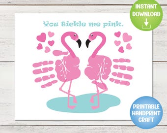 Puede incluir: Una manualidad imprimible con huellas de manos que presenta dos flamencos rosas con cuerpos de huellas de manos y acentos de corazón. El texto "You tickle me pink" está encima de los flamencos. Incluye un botón de "Descarga instantánea".