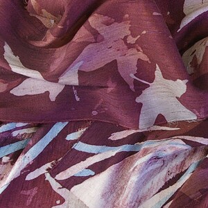 Maple Leaves in den Herbst-Wind - In Weine, Silber-grau, blau und weiß - Dupionseide Unisex Seidenschal (ca. 11 x 54 cm)