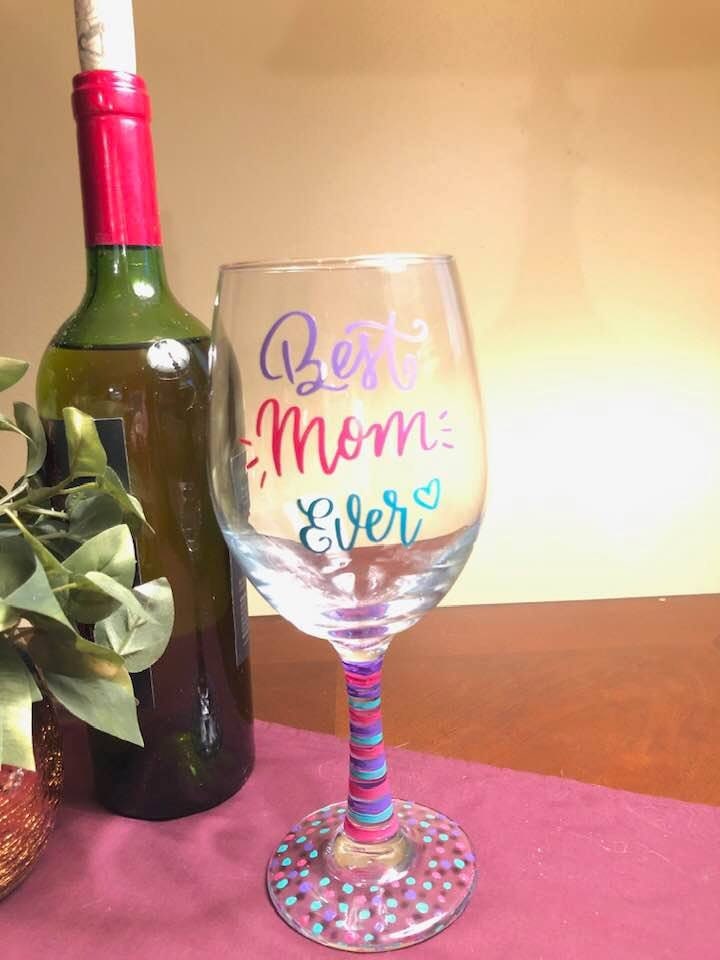 Caja de regalo Mamá : botella de vino y dos copas