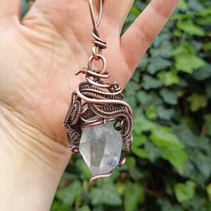 CRISTAL QUARTZ AMULET, amulet krystalicznego spokoju, oczyszczania w najwyższej wibracji, kryształ górski w miedzi, medytacyjny amulet afbeelding 1