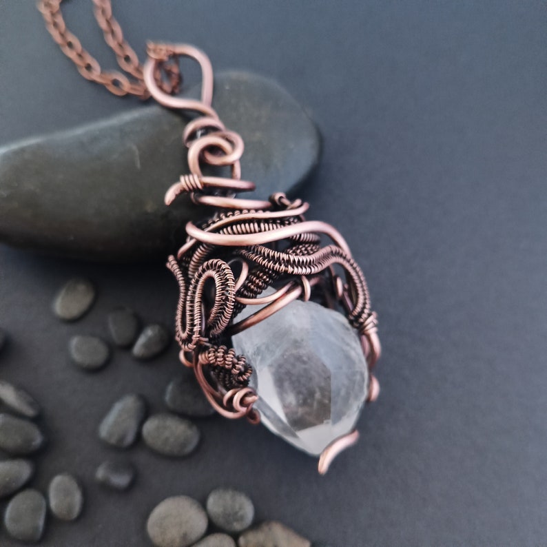 CRISTAL QUARTZ AMULET, amulet krystalicznego spokoju, oczyszczania w najwyższej wibracji, kryształ górski w miedzi, medytacyjny amulet afbeelding 2