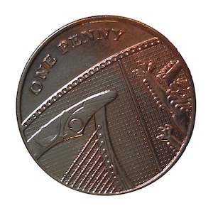 Op de afbeelding: Een Britse koperen munt van &eacute;&eacute;n penny met de woorden "ONE PENNY" rond de rand. De munt heeft een harpontwerp met een kroon erboven.