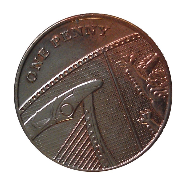 Op de afbeelding: Een Britse koperen munt van &eacute;&eacute;n penny met de woorden "ONE PENNY" rond de rand. De munt heeft een harpontwerp met een kroon erboven.